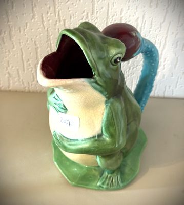 une grenouille assise dans une tasse à café