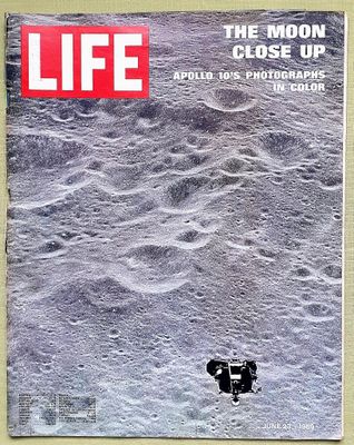 la couverture d'un magazine sur laquelle figure la photo d'un astronaute sur la Lune