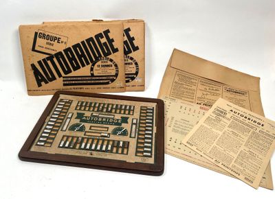 une image représentant une boîte sur laquelle figure un jeu, posée sur une table