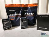 Deux sachets de boisson sont posés à côté d'une boîte de chocolats