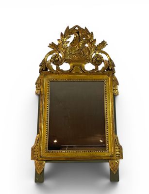 une image représentant un cadre doré sur lequel est posé un miroir