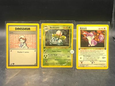 trois cartes Pokémon posées les unes à côté des autres sur une table