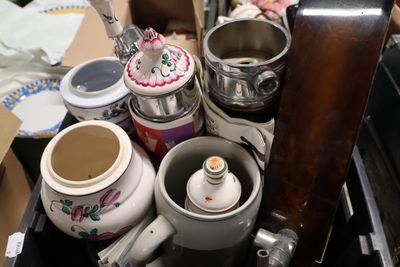 plusieurs tasses et soucoupes dans une boîte sur la table