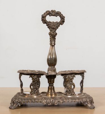 une image représentant un bougeoir en argent surmonté d'un miroir