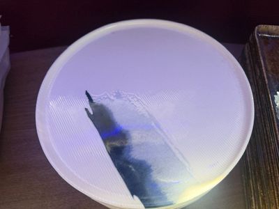 une assiette blanche posée sur une table, avec un couteau dedans