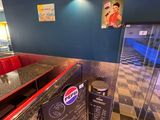 une photo du comptoir d'un snack-bar avec un sol en damier