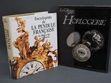 deux livres posés sur une table, avec une horloge devant eux