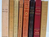 les livres sont alignés sur une surface blanche