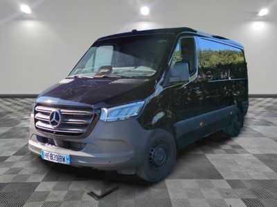 une camionnette noire garée dans une pièce