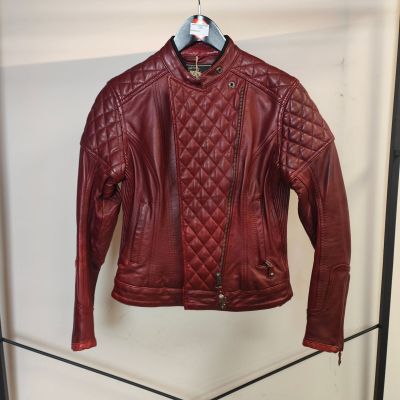 une veste en cuir suspendue à un portant dans un magasin de vêtements
