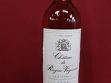 la bouteille de vin est posée sur une surface rouge