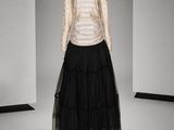 une robe noire et blanche sur un mannequin