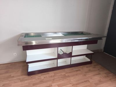 Buffet desserte en inox et stratifié.