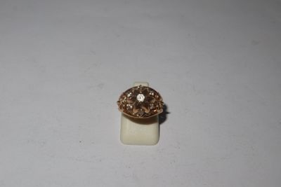 un petit champignon posé sur une table