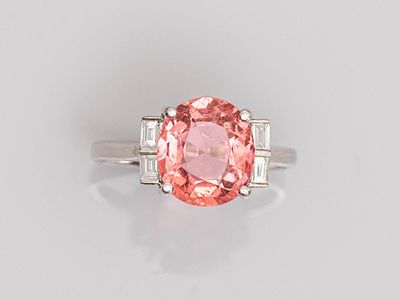 une bague en saphir rose et diamant