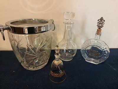 Lot cpt un sceau à champagne, 2 carafes et une clochette de …