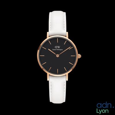 une montre noire et or rose avec un bracelet blanc