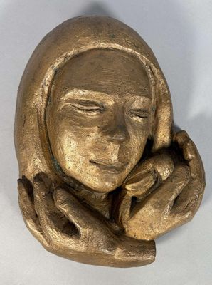 sculpture représentant une femme portant ses mains à son visage