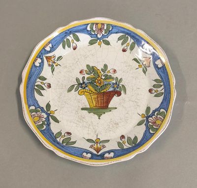 France - XVIIIe siècle Assiette en faïence à décor de panier…