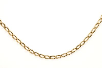 un collier à chaîne en or sur fond blanc