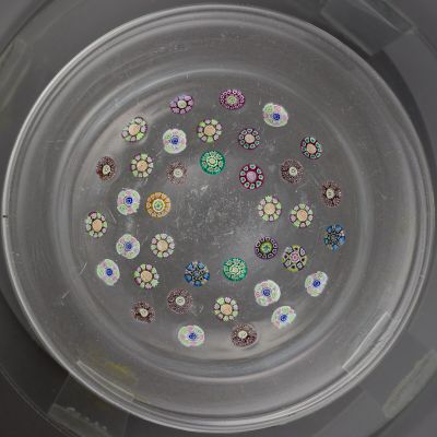 Clichy Appert. Petite assiette en verre à décor de semis de … - Photo 1