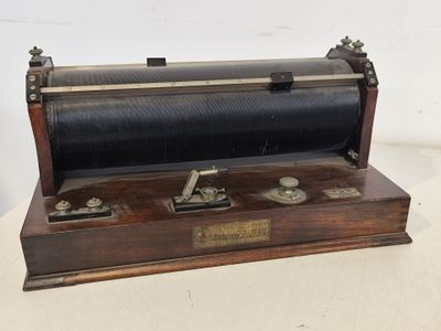 une machine à l'ancienne posée sur une table