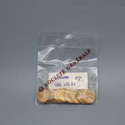 un sac de pièces de monnaie posé sur une table