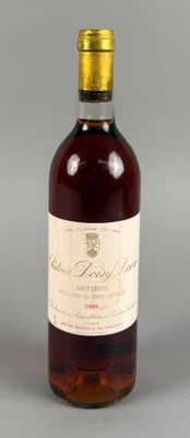 une bouteille de vin posée sur une table