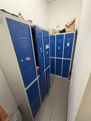 deux casiers bleus dans le couloir d'un immeuble