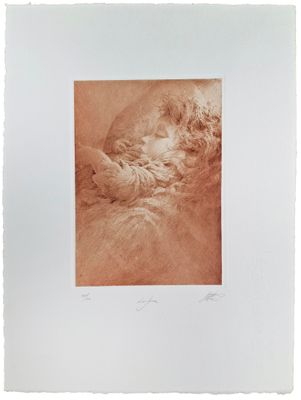 une vieille photo d'un chien endormi sur un lit, la tête posée sur un oreiller