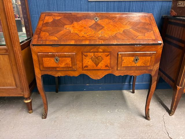 Bureau de pente en bois de placage à décor de marqueterie de losa...