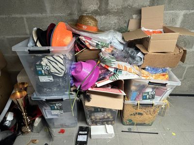 un tas de cartons et d'autres objets par terre
