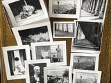 photographie en noir et blanc représentant une collection de photos posées sur une table