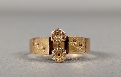 l'image d'une bague en or ornée d'une croix