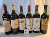 plusieurs bouteilles de vin sont alignées sur une table