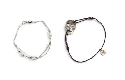deux bracelets ornés de breloques en argent et d'un hibou en argent sur fond blanc