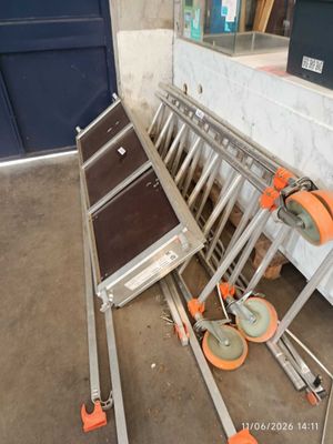 a bunch of luggage carts that are sitting on the ground