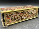 un coffret richement décoré, doré et rouge, posé sur une table
