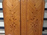 une image représentant une armoire en bois ornée d'un motif floral