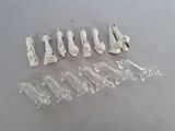 un ensemble de petites figurines en plastique représentant des personnes, posées sur une table