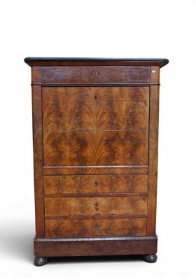 une vieille commode en bois avec des tiroirs montés sur roulettes