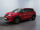 La Citroën rouge est garée dans une grande pièce