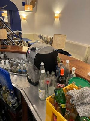 un comptoir sur lequel sont posées tout un tas de bouteilles