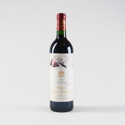 une bouteille de vin rouge posée sur une table blanche