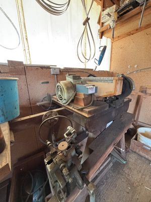 une machine posée sur une table dans une pièce