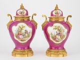 une paire de vases roses et dorés ornés de motifs figuratifs