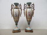 deux vases posés sur un socle en bois