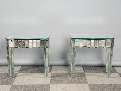 paire de tables d'appoint à miroir de style Louis XVI