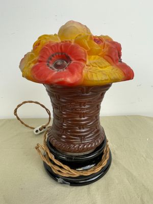 Lampe en verre moulé polychrome formant un panier de fleurs …