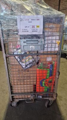 un panier d'achat contenant beaucoup d'articles